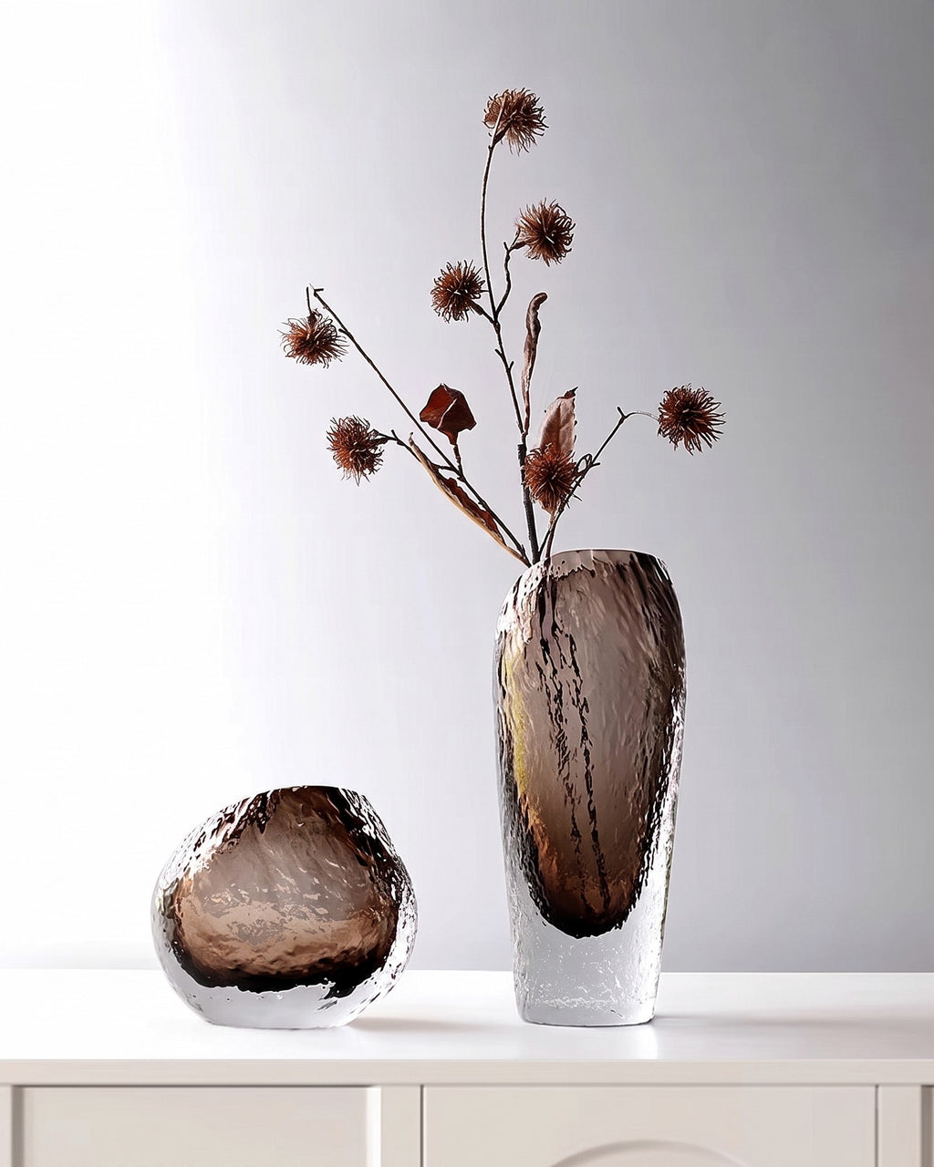 Aurea Rauchglas Vasen-Set auf einem hellen Sideboard