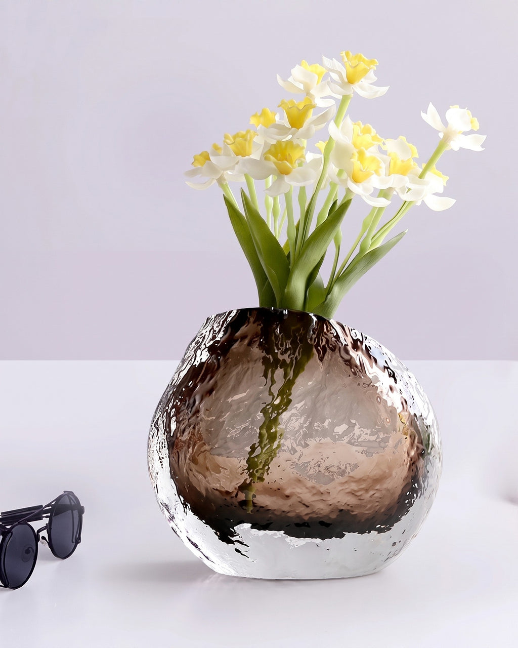 Runde Aurea Rauchglas Vase mit Blumenarrangement